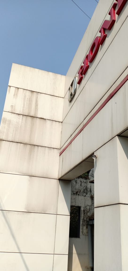 Showroom ACP exterior before cleaning